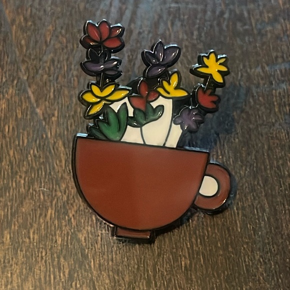 Cute plant enamel pin - Picture 1 of 3